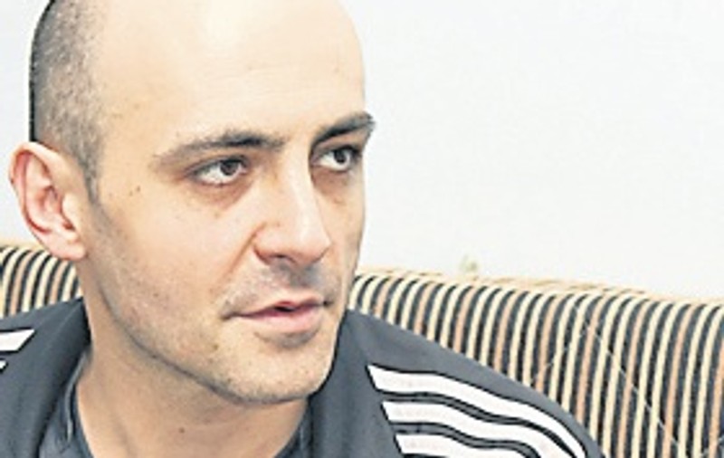 Bloca bătrânii în lift şi le spărgea casele
