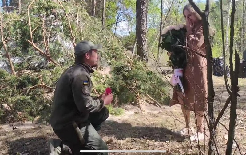 Un medic militar ucrainean și-a cerut iubita de soție pe front. „În ciuda războiului, oamenii continuă să se iubească. Știu pentru ce luptă și cine apără”
