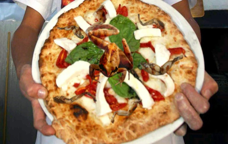 Vă e poftă de o pizza cu picioare de broască?