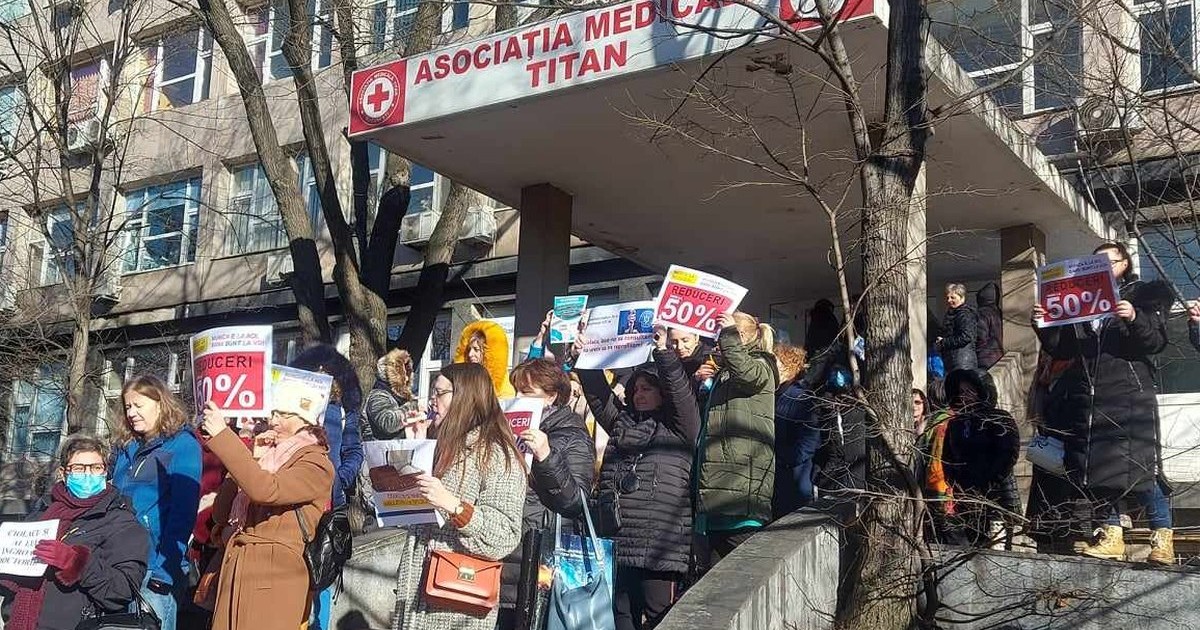 Imagine de la protestele din București, la Policlinica Titan. Foto: hotnews.ro