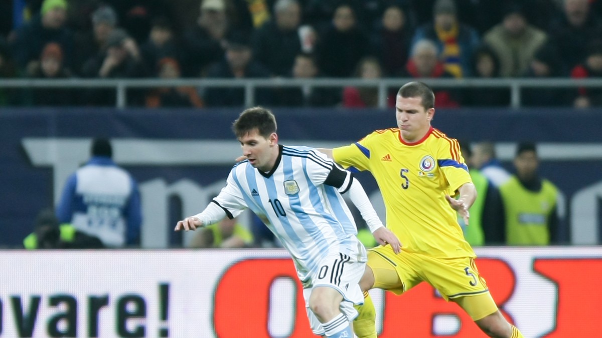 Lionel Messi (la minge) este urmărit de Alex Bourceanu în timpul amicalului România - Germania (0-0) disputat în 2014, pe Arena Națională din București (FOTO: Gabriel Pătruț)