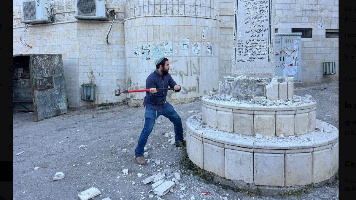 Deputatul israelian Zvi Sukkot este filmat în timp ce încearcă să distrugă cu barosul un memorial dedicat unor „martiri palestinieni” Captură X @i24NEWS_EN