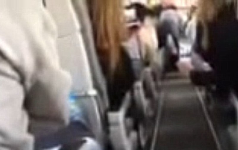 Coşmar în avion: "Rugaţi-vă, ne prăbuşim!". Ce se întâmplă când pilotul îşi pierde minţile şi urlă printre pasageri | VIDEO 