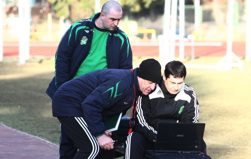 Viorel Hizo, antrenorul lui FC Vaslui, supraveghează pregătirea elevilor săi cu ajutorul unui laptop