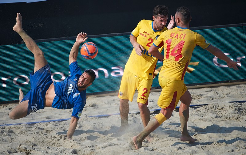 România, distrusă de Azerbaidjan la fotbal pe plajă, în Divizia B europeană. Azi, meci cu Anglia