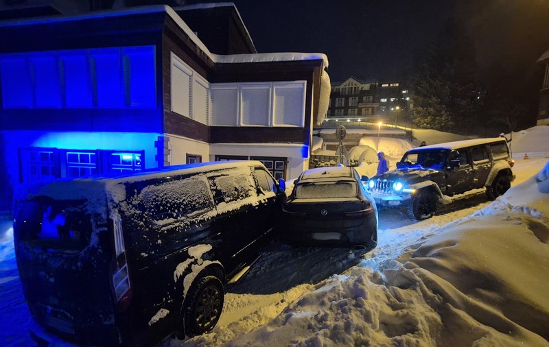 10 mașini avariate, după ce turiștii au coborât de pe munte cu automobile fără lanțuri, în Cehia: „Parcă erau la curling” | VIDEO