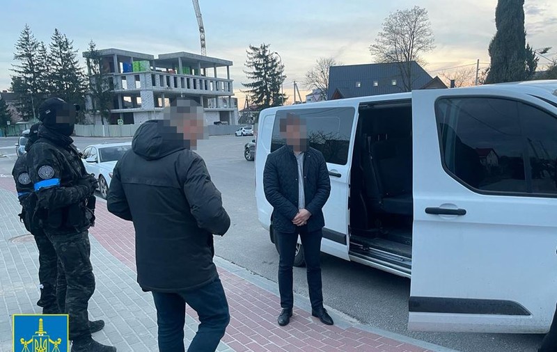 Un primar din regiunea Liov, prins în flagrant când încerca să vândă un autobuz cu ajutoare umanitare