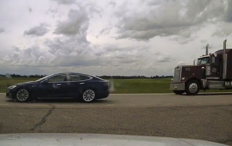 Șoferul unei mașini Tesla, surprins în timp ce doarme la volan, deși rulează cu 150 km/h. Ce sancțiune a primit de la polițiștii canadieni