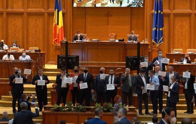 Scandal în Camera Deputaților, după ce ședința a fost întreruptă de un protest al parlamentarilor AUR