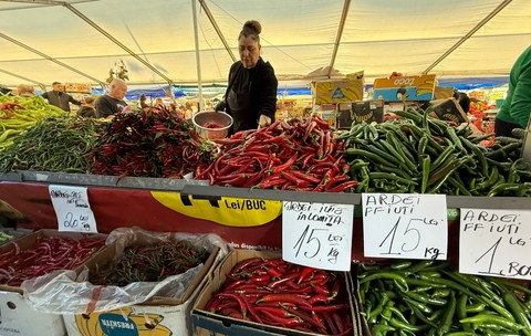Piața Obor din București e plină cu legume pentru toamnă