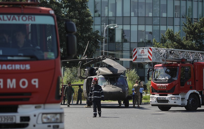 VIDEO | Elicopterul american a fost ridicat din intersecția de la Aviatorilor și dus la o bază militară din Otopeni