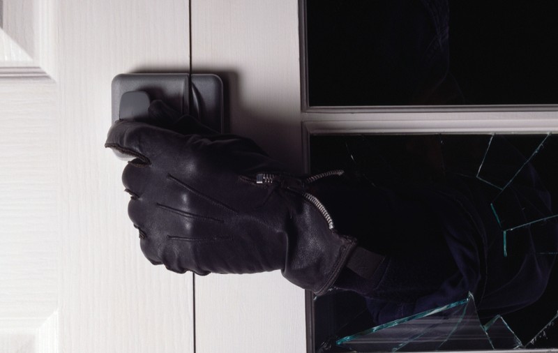 Doi bărbați din Brașov, prinși la peste jumătate de an după o spargere într-o locuință din Întorsura Buzăului