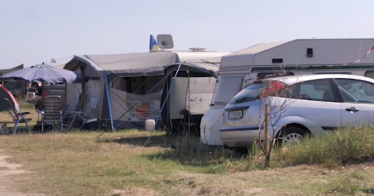 Turiști cazați la rulotă pe plaja Corbu din Năvodari