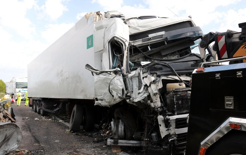 Un șofer român a adormit la volan și a intrat cu TIR-ul în camionul defect al unui alt român, pe care l-a ucis pe loc, în Spania