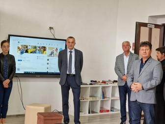 Claudiu Vlad, directorul școlii din Apateu (mijloc), la inaugurarea laboratorului de istorie