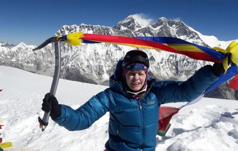 Prima femeie din România care a escaladat muntele Ama Dablam din Himalaya este un medic oftalmolog din Iași.  Laura Mareș a trecut cota 6.000 fără tub de oxigen