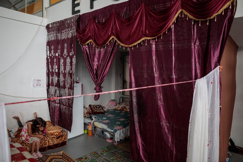 În hala comună, oamenii au încercat să-și delimiteze spații personale.&nbsp;