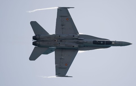 Un avion de vânătoare F-18 efectuează o demonstrație aeriană în cadrul Spectacolului Aerian Internațional Torre del Mar 2024, organizat pe plajă