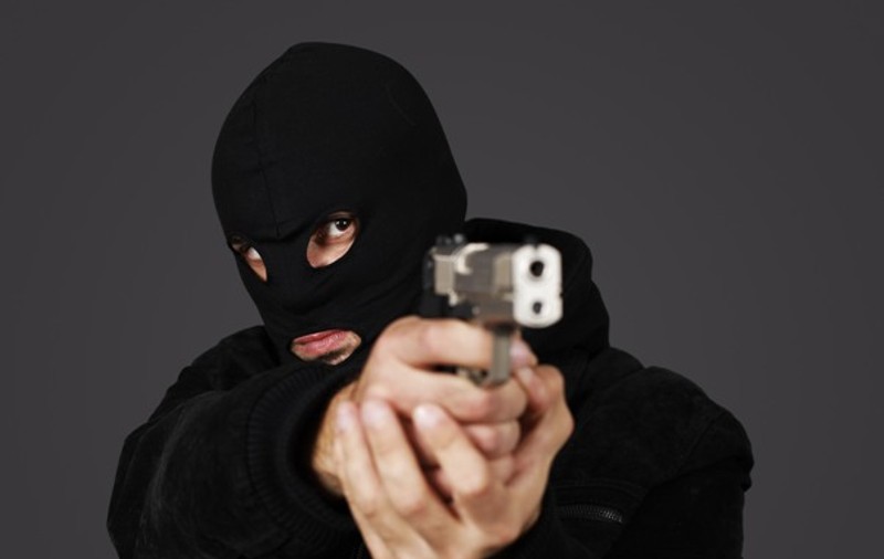 Fals agent de poliţie, prins în timpul unui jaf armat