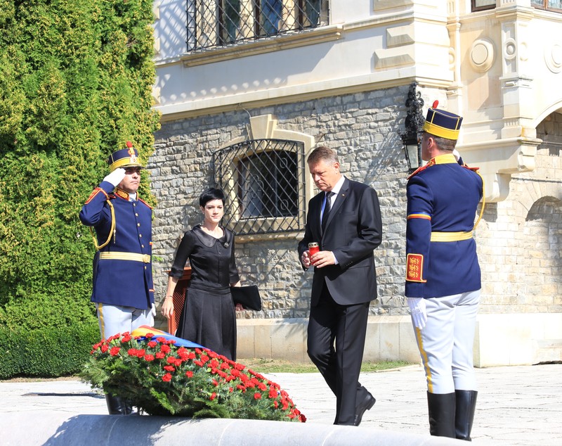 Înmormântarea Reginei Ana. Reprezentanții Caselor Regale au venit cu autocarul, preoții cu limuzina