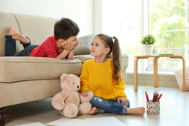 Copiii încep să-și pună întrebări la vârste fragede, după ce observă diferențele dintre sexe
