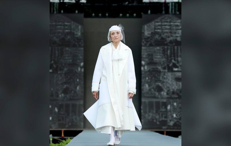 Povestea modelului care a debutat la 75 de ani pe scena festivalului de modă de la Iași. „Le-am adus un chec”