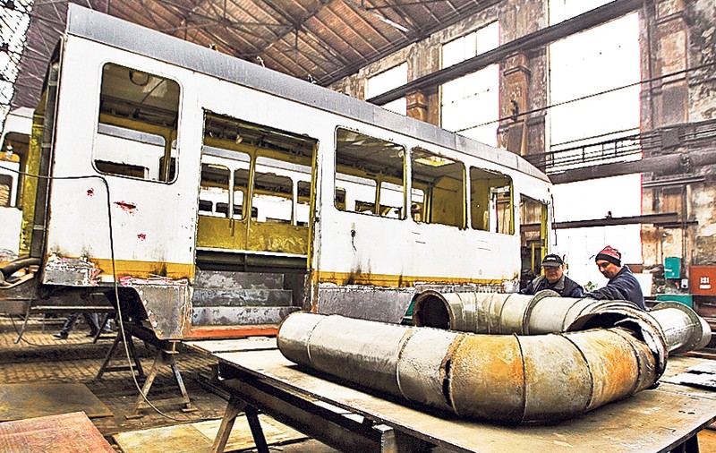 Reparatorii de tramvaie, pe cale de dispariție! Conducerea RATB caută tineri dornici să lucreze în uzină
