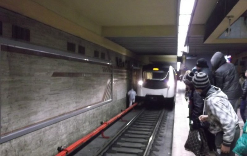 Un bărbat a fost lovit de metrou în stația Piața Sudului