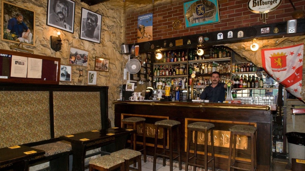 Pub-ul din Malta unde actorul și-a găsit sfârșitul se numește astăzi „Ultimul pub al lui Ollie”. Foto: Profimedia