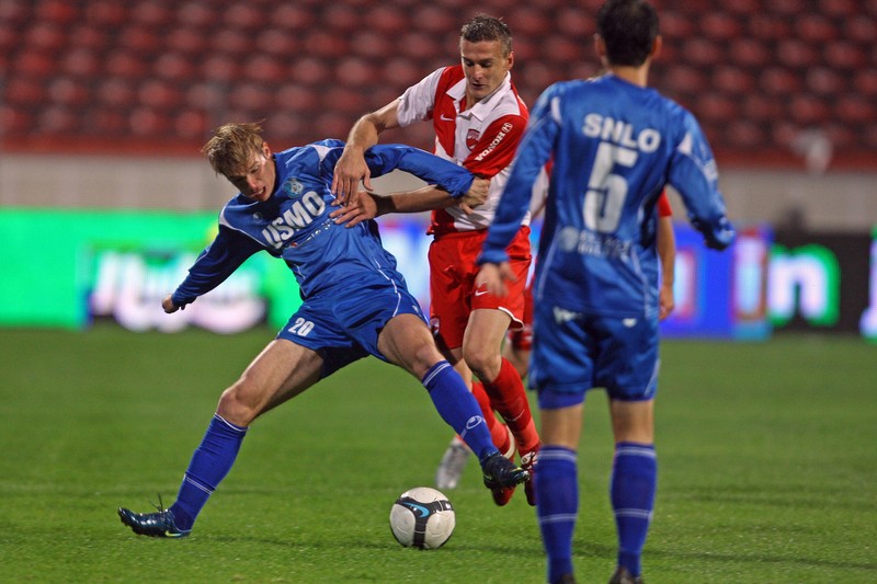 Lucian Goian, de la Dinamo Bucuresti si un adversar, de la Pandurii Targu Jiu, isi disputa balonul, in meciul din etapa Ligii I, in Bucuresti, duminica, 4 octombrie 2009.