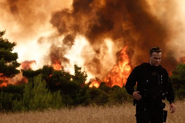 Incendiile se întețesc lângă Atena, forțând evacuări. Pompierii se luptă cu flăcările de zile bune | Foto: EPA