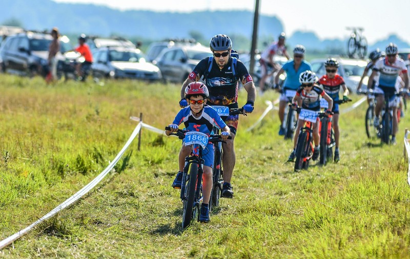 Peste 1.500 de oameni s-au bucurat de aventura verde ”La Broaște”. Riders Club a organizat, duminică, 37 de curse de ciclism dedicate amatorilor, în pădurea Căldărușani / GALERIE FOTO