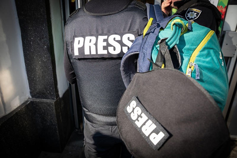 Jurnaliști la o conferință de presă la stația de metrou Arsenalna din Kiev. Foto: Profimedia