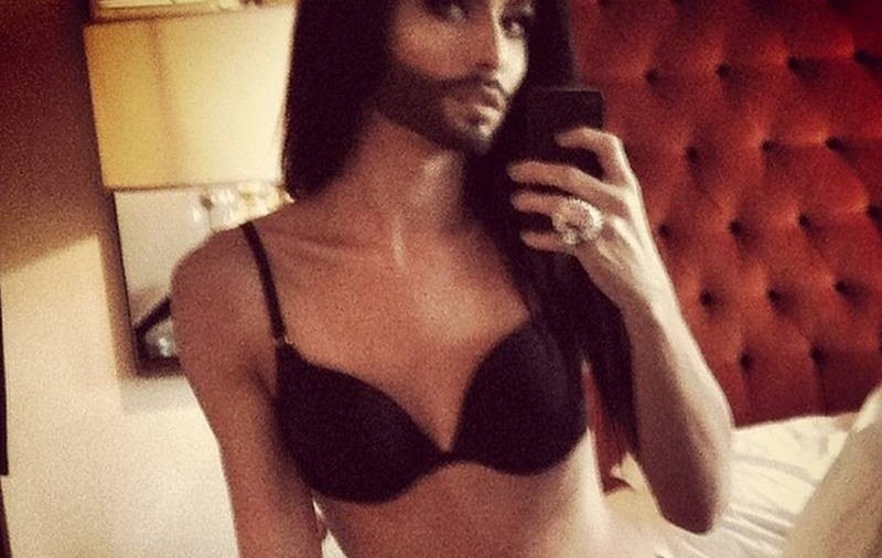 Europarlamentarii O VOR pe Conchita Wurst. CONCERT în faţa P.E. 