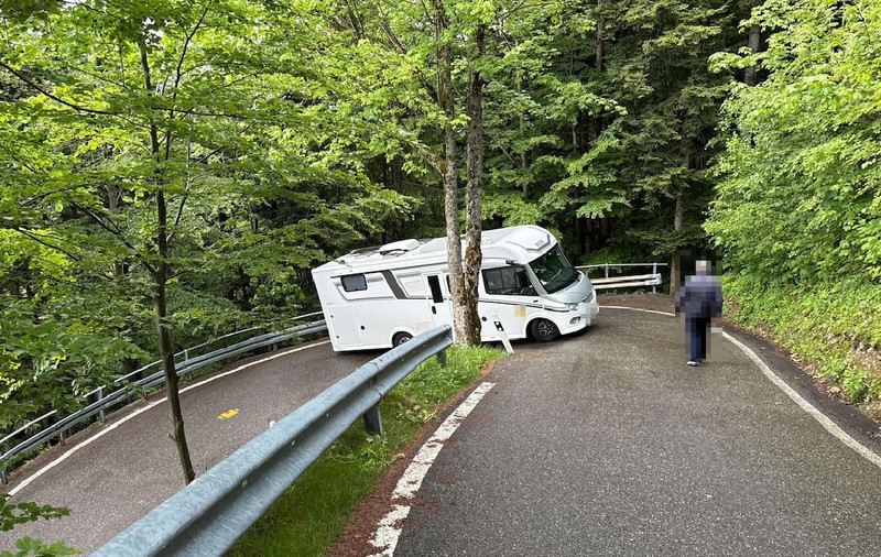 O rulotă s-a blocat într-o curbă și a închis timp de trei ore un drum din Elveția: „A ales un loc de camping mișto”
