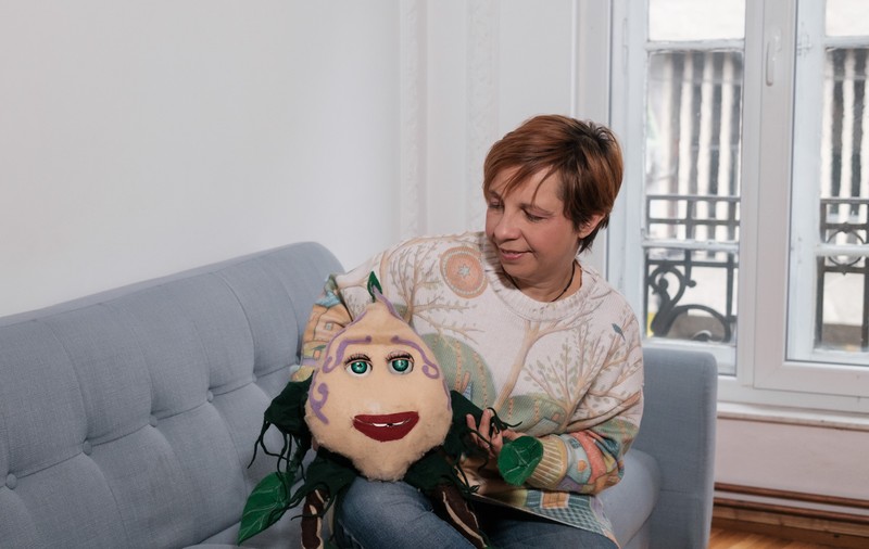 Teatru pentru ochi închiși și glasuri mute. O artistă-păpușar a creat primul spectacol pentru copiii cu dizabilități: „Noi facem apel la părinți să-i lase pe scenă, dacă vor”