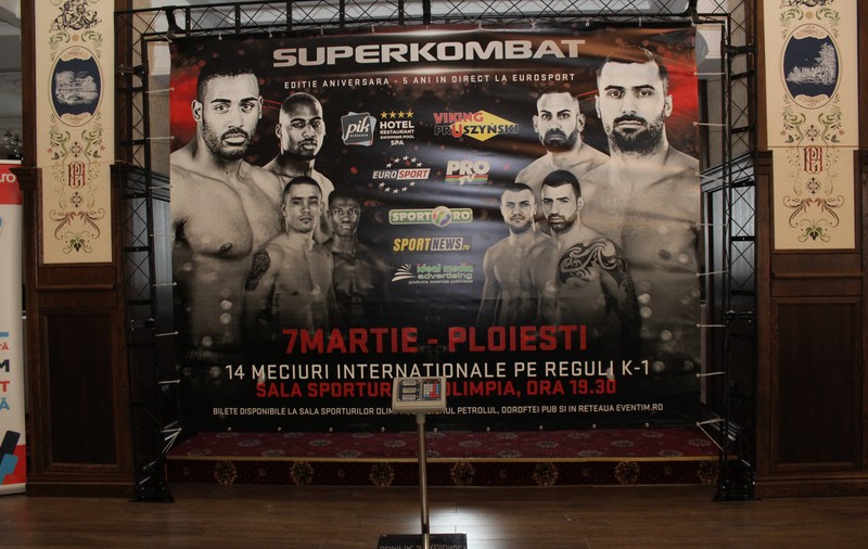 Luptătorii de la Superkombat Ploiești s-au confruntat pentru prima dată la cântarul oficial / GALERIE FOTO