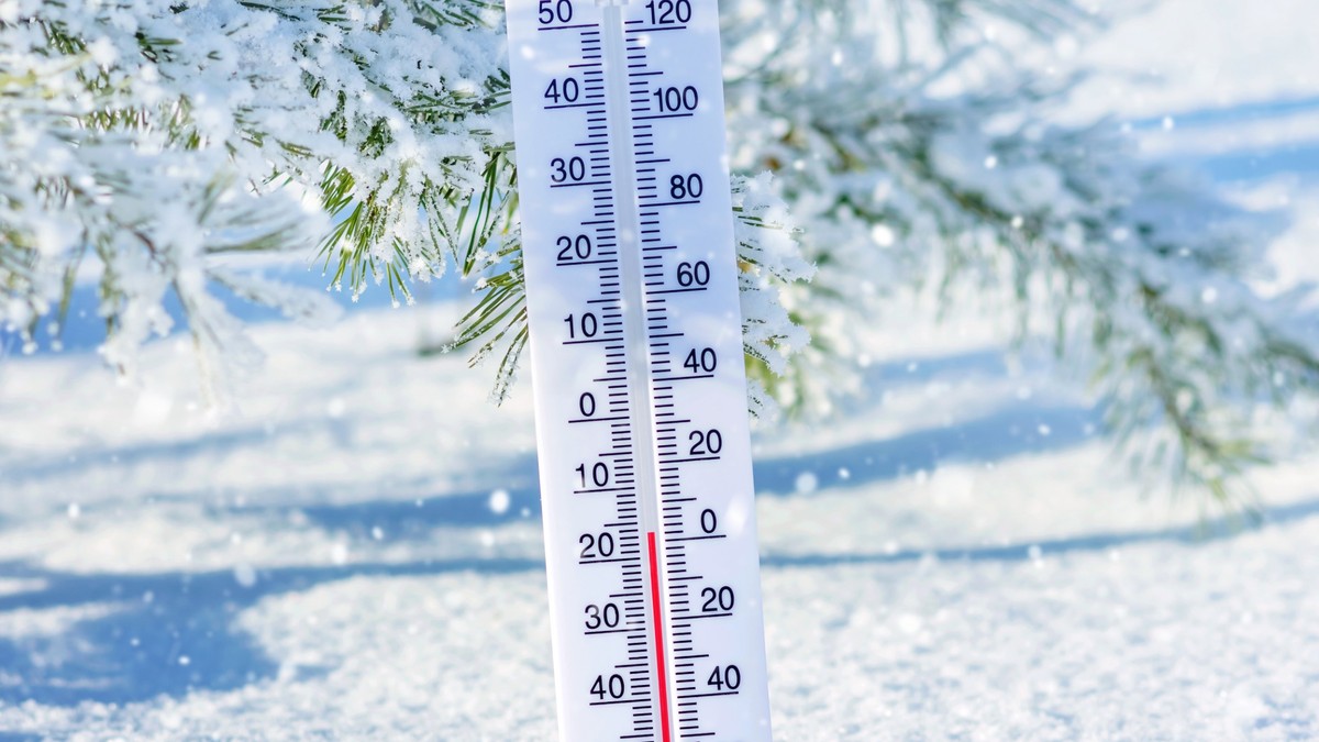 De ce femeile şi bărbaţii percep frigul diferit - Imagine cu un termometru clasic, cu alool, care arată o temperatură de -16 grade Celsius, pe un fundal de iarnă.