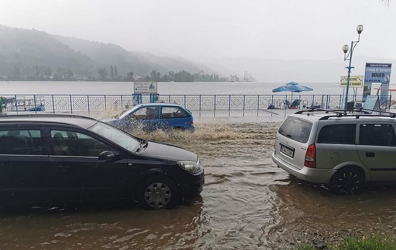 Orașul Orșova se inundă la orice ploaie mai puternică din cauza conflictelor politice și a rețelei de canalizare, veche de 50 de ani