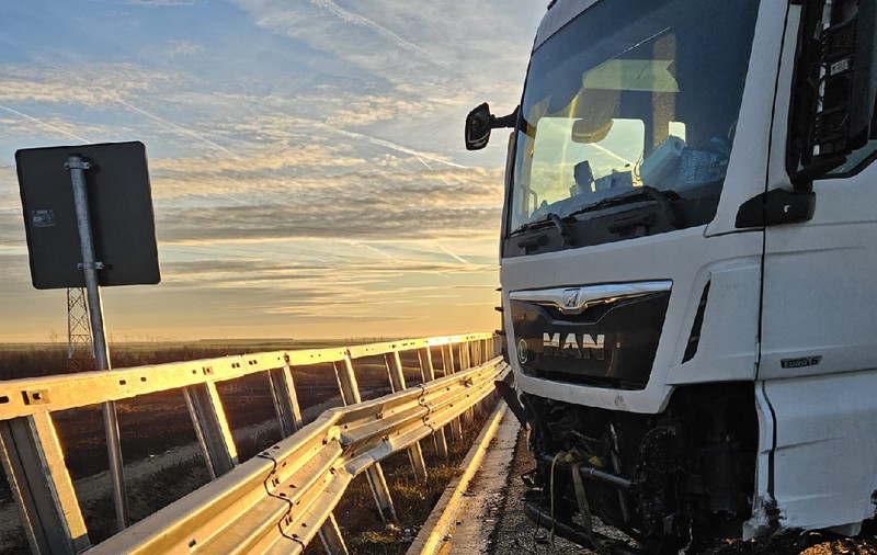 Un TIR a blocat Drumul Expres Pitești - Craiova după ce a intrat în parapet. Poate fi ridicat doar cu o macara