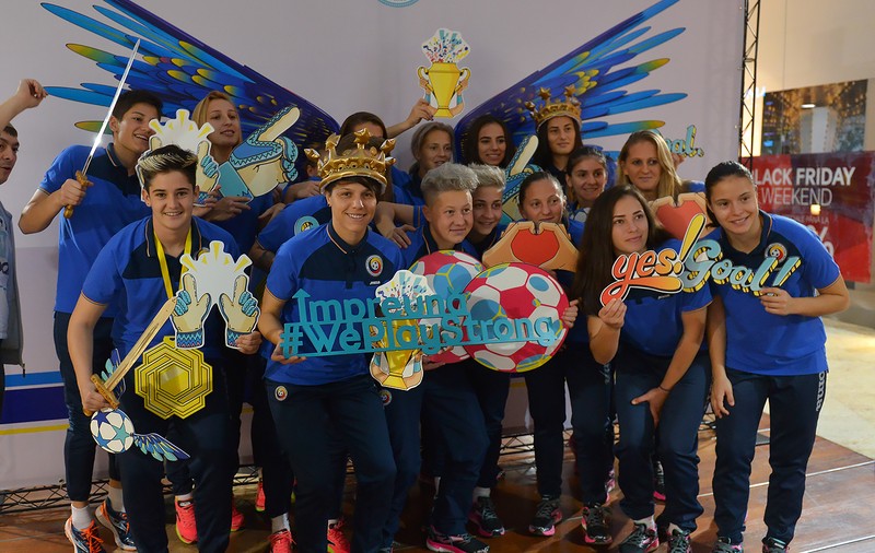 Fotbal feminin, România - Moldova. Relaxare la mall