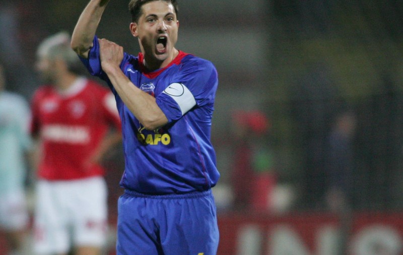 Mirel Rădoi și-a pierdut cumpătul, după umilința din Ștefan cel Mare. ^Antrenorul Stelei le-a făcut semne obscene fanilor dinamoviști