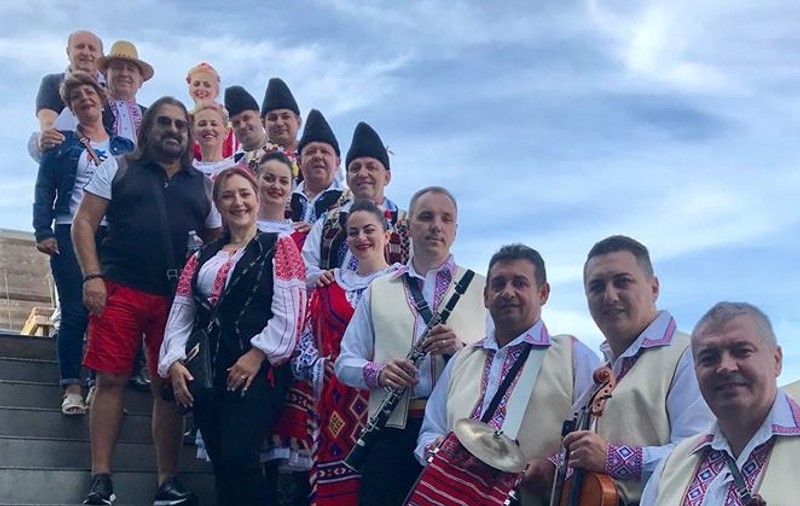 VIDEO / La un festival al diasporei din California, unde românii se îmbracă în port popular, Gheorghe Gheorghiu a promovat tradițiile în bermude și tricou