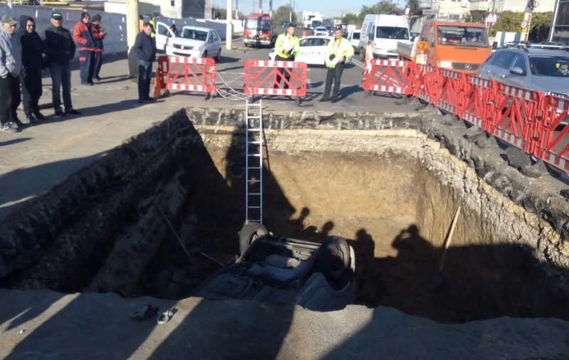 UPDATE: Un pensionar de 78 de ani a căzut într-o groapă cu mașina, în Constanța. Unul dintre muncitorii care făceau lucrări a fost rănit | FOTO