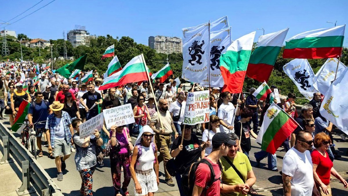 Mai mulți oameni protestează în Bulgaria împotriva aderării la Euro, țin steaguri ale Bulgariei în mâini -iulie 2025