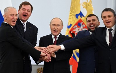 Vladimir Saldo (liderul separatist din Herson), Evgheni Balitski (liderul pro-rus al Zaporojie), președinte rus Vladimir Putin, Denis Pușilin (liderul autoproclamatei republici Donețk) și Leonid Pasehnik ( liderul autoproclametei republici Luhansk) Foto: Hepta
