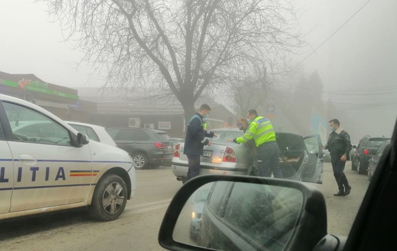 Șofer din Craiova, încătușat în plină stradă, după ce a fugit de poliție. Tânărul care a lovit două mașini nu avea permis de conducere