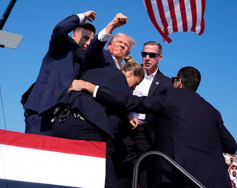 Momentul în care Donald Trump este rănit la urechea dreaptă, în tentativa de asasinat asupra sa
