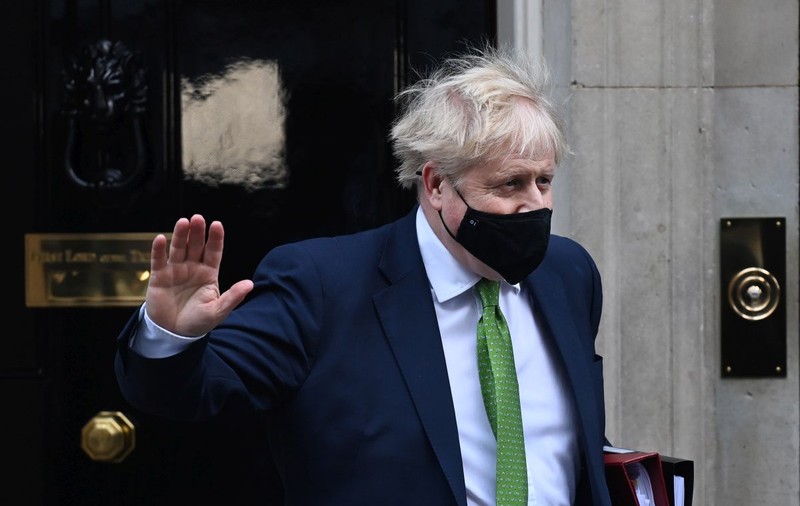 300 de poze de la petrecerile din lockdown ale lui Boris Johnson au ajuns la Poliție. „Vor fi multe amenzi”