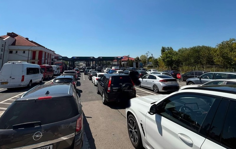 La 36°C au înaintat doar 300 de metri într-o oră. Revoltă la Vama Sculeni și apel către Ilie Bolojan